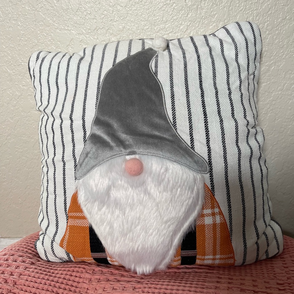 Holiday pillows brand neww no tag